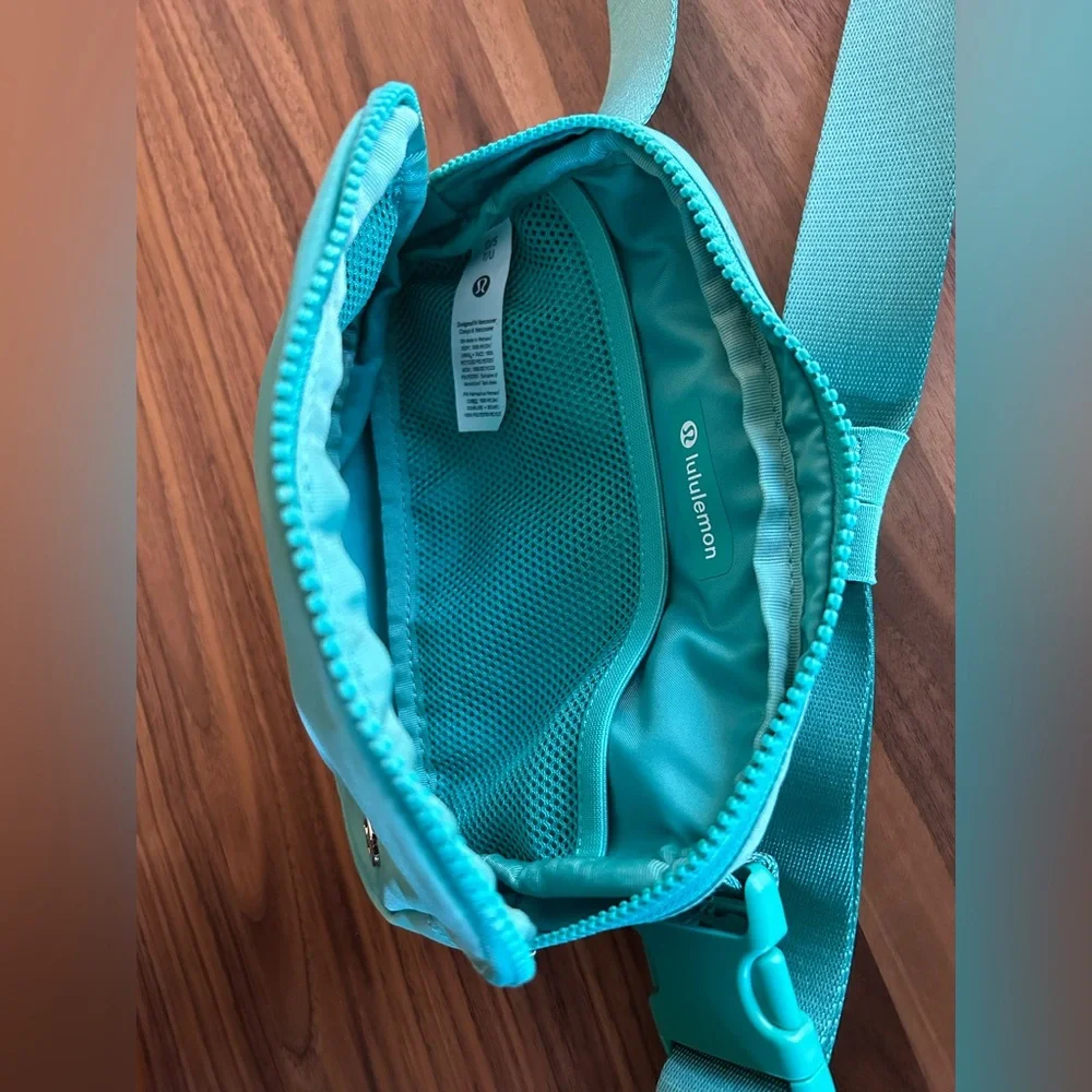 LULULEMON EVERYWHERE CROSSBODY BELT BAG EUC - Picture 9 of 9
